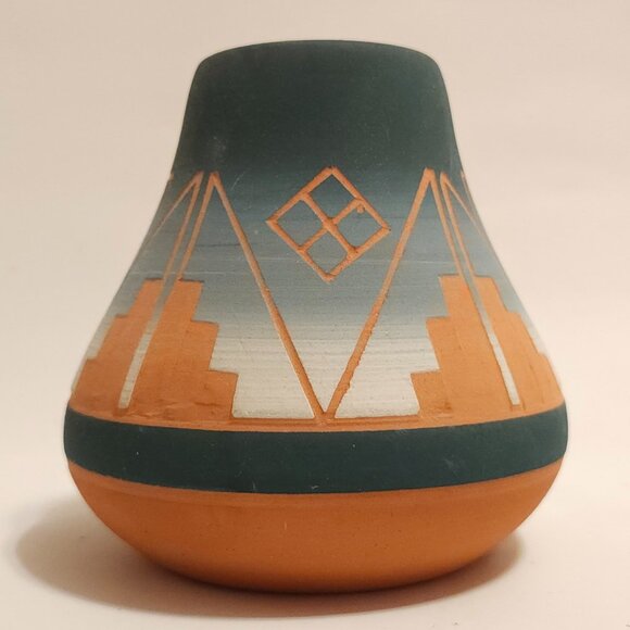 Vintage Sioux Native American Pottery Vase Signed by Artist 4.5" - Picture 1 of 5